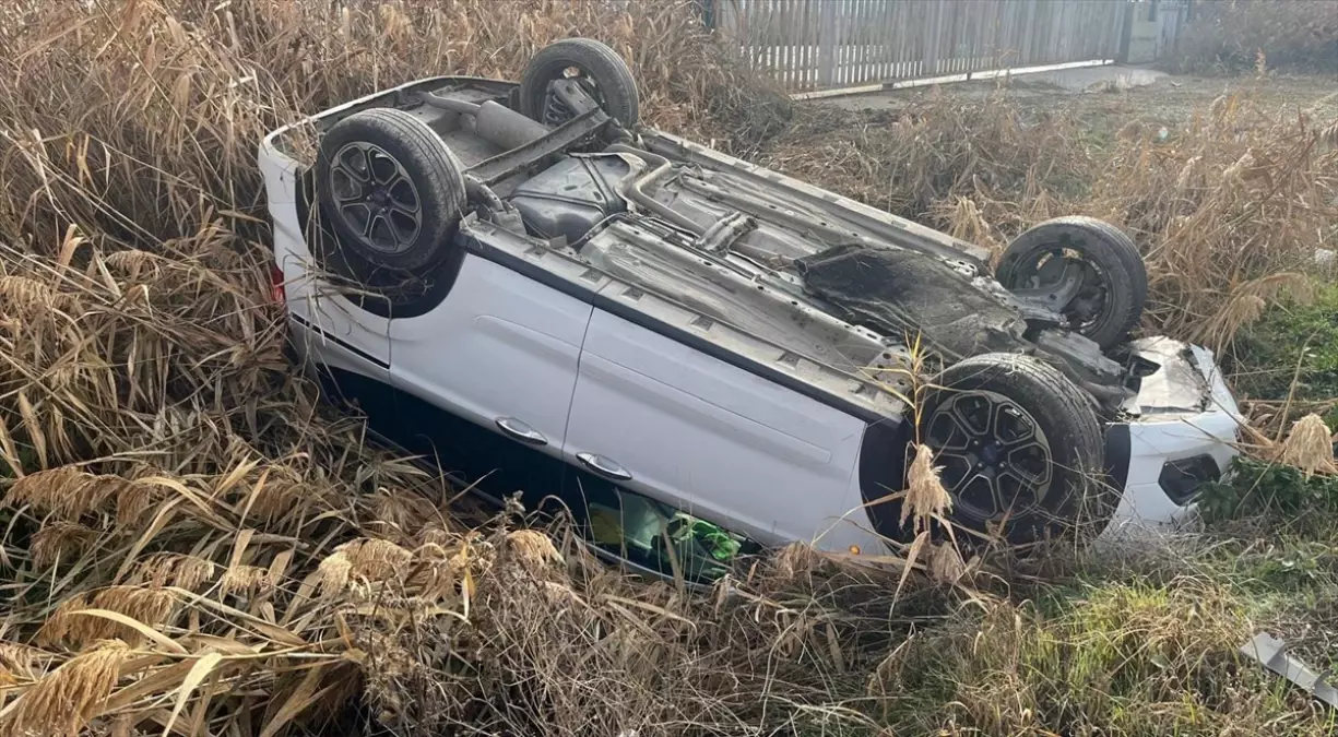 Çivril\'de devrilen otomobilin sürücüsü yaralandı