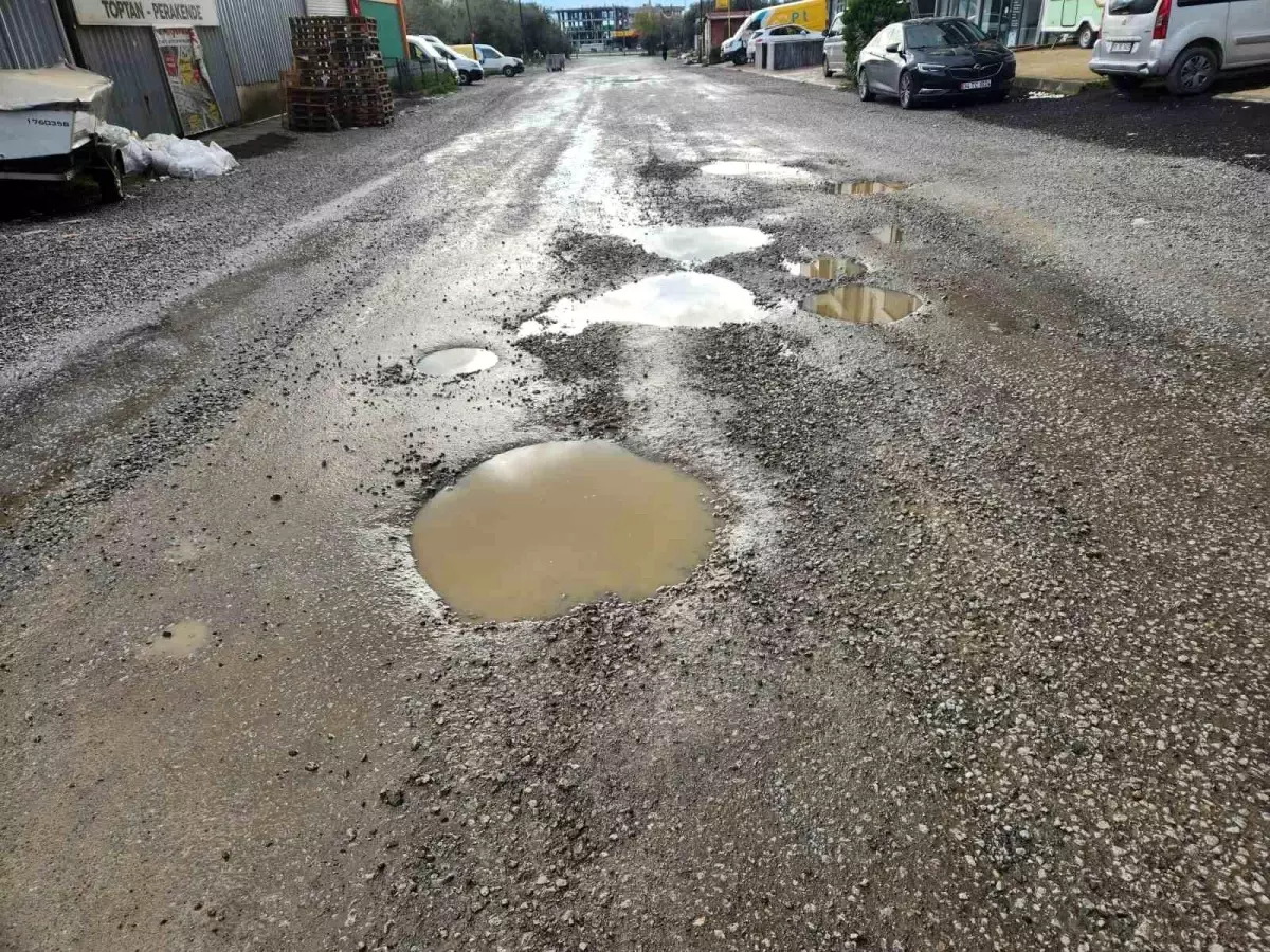 Edremit\'te yeni yapılan yolda bir buçuk ayda çukurlar oluştu