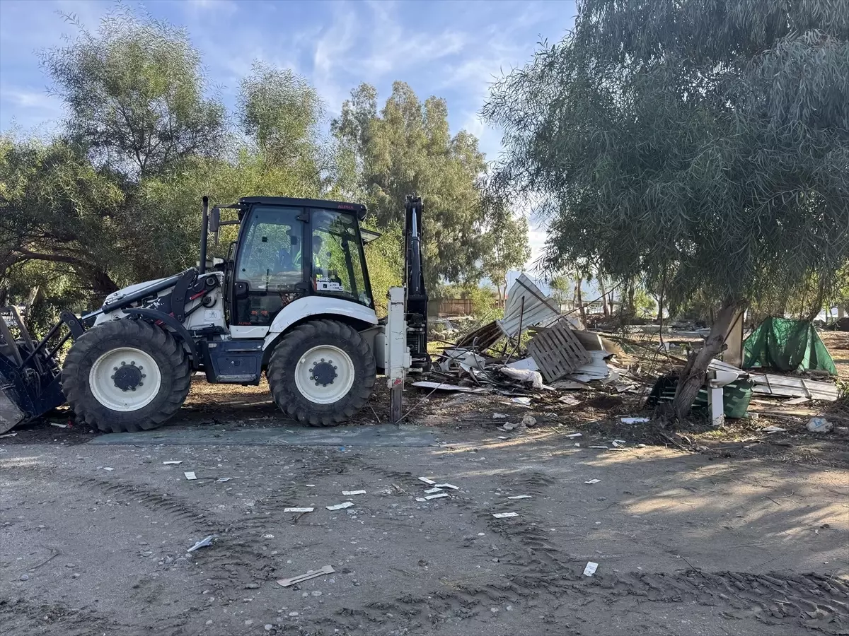 Fethiye\'de Kaçak Yapıların Yıkımına Başlandı