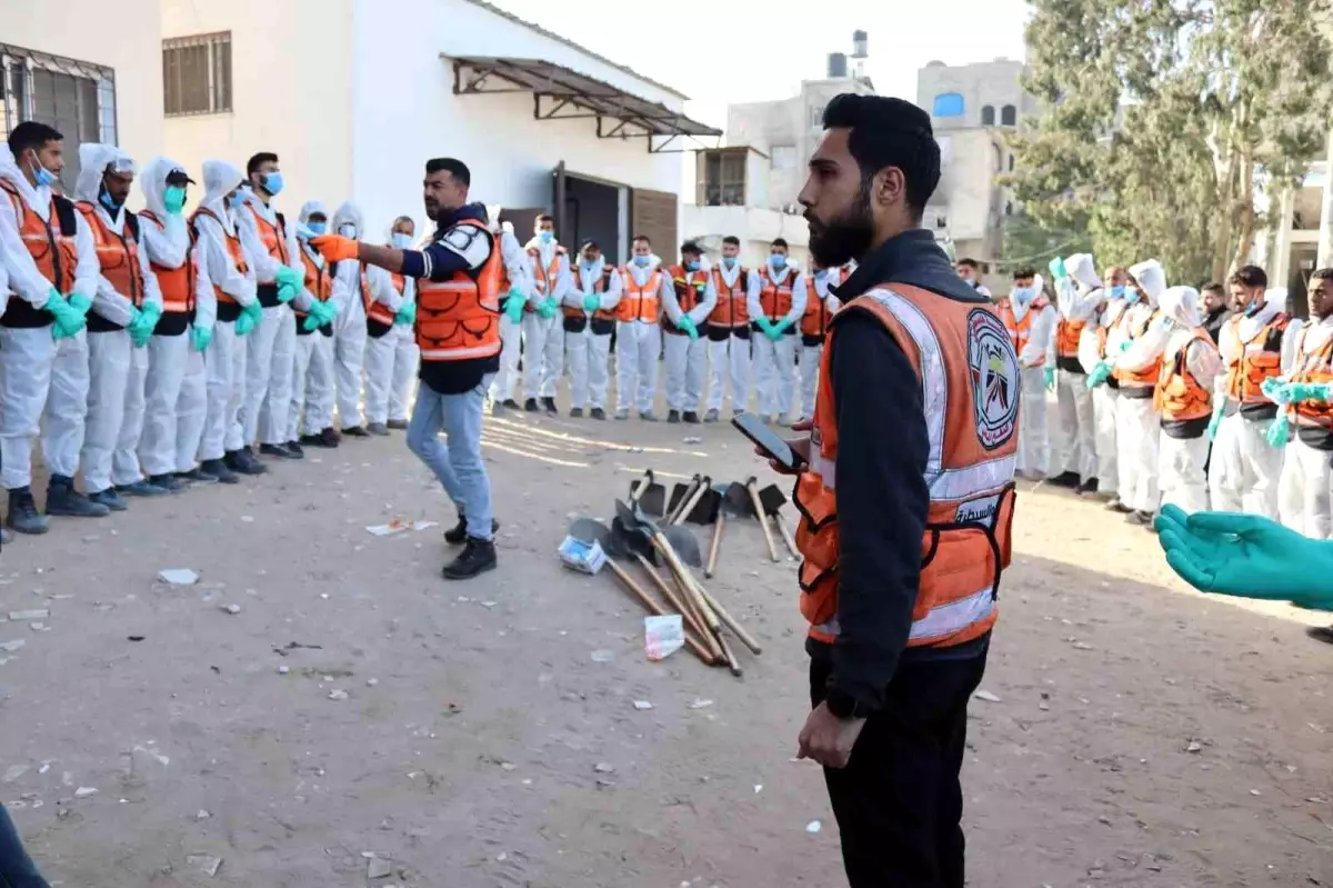 Gazze\'de defnedilen cenazeler kimlik tespiti için mezarlardan çıkarılıyor