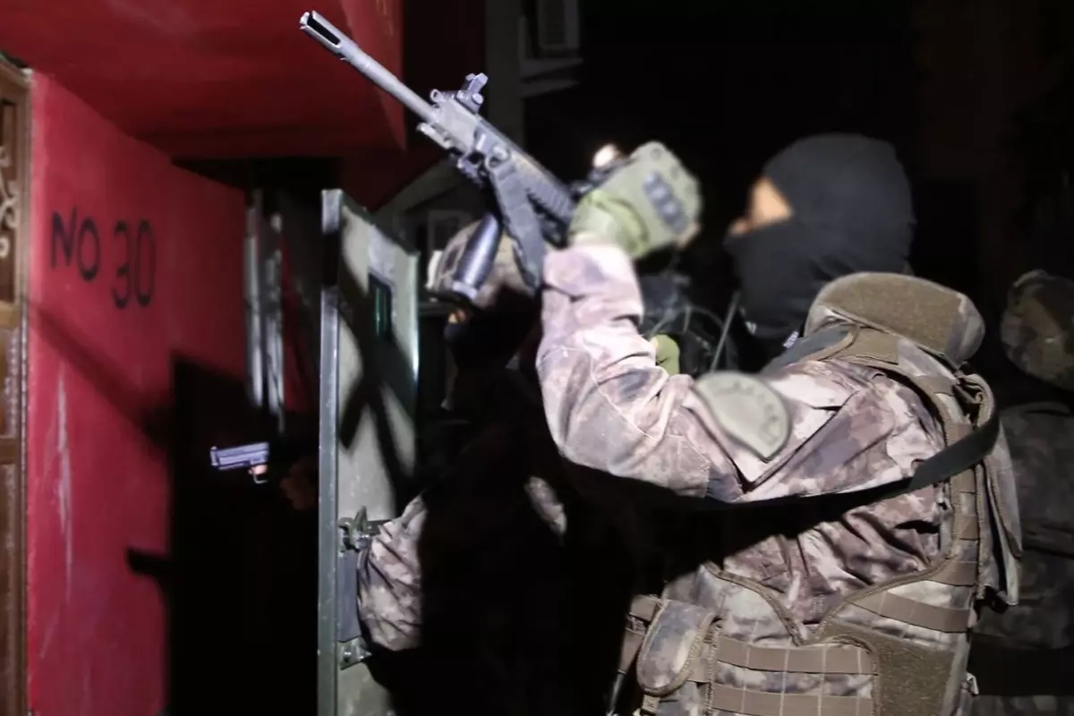 İstanbul\'da uyuşturucu baskınında çatışma: Zanlı öldürüldü, bir polis şehit oldu