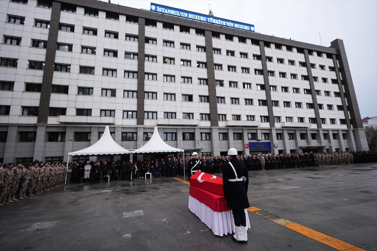 İstanbul\'daki narkotik operasyonunda şehit olan polis memurunun cenazesi törenle memleketine uğurlandı