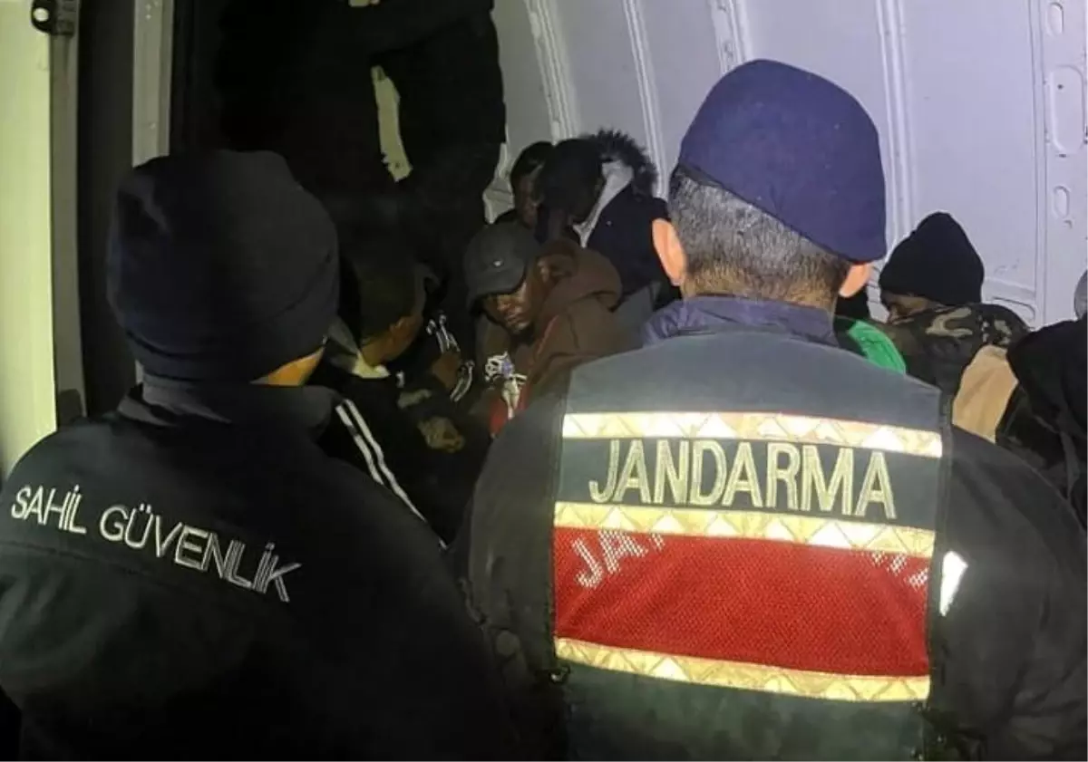 Dikili\'de 27 Göçmen ve 4 Kaçakçı Yakalandı