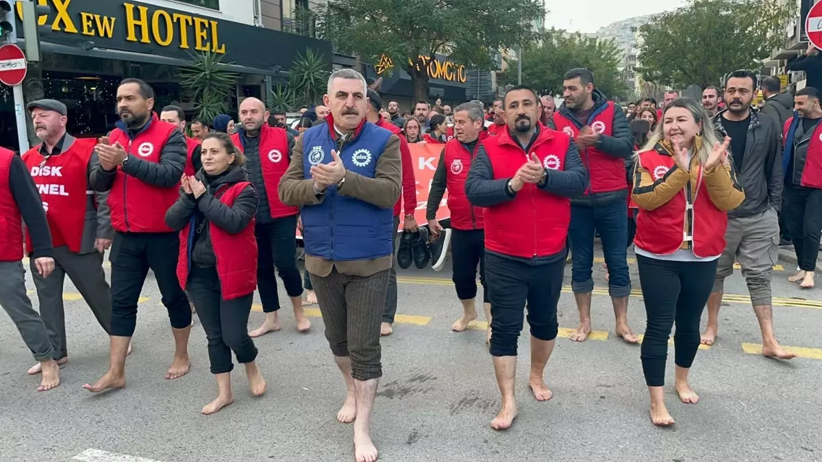 İzmir\'de belediye işçileri \'çıplak ayakla\' yürüdü