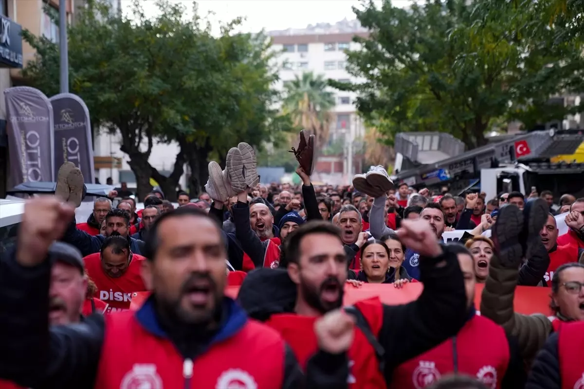 İzmir\'de İşçiler Maaş Eksikliğine Eylemle Tepki Gösterdi