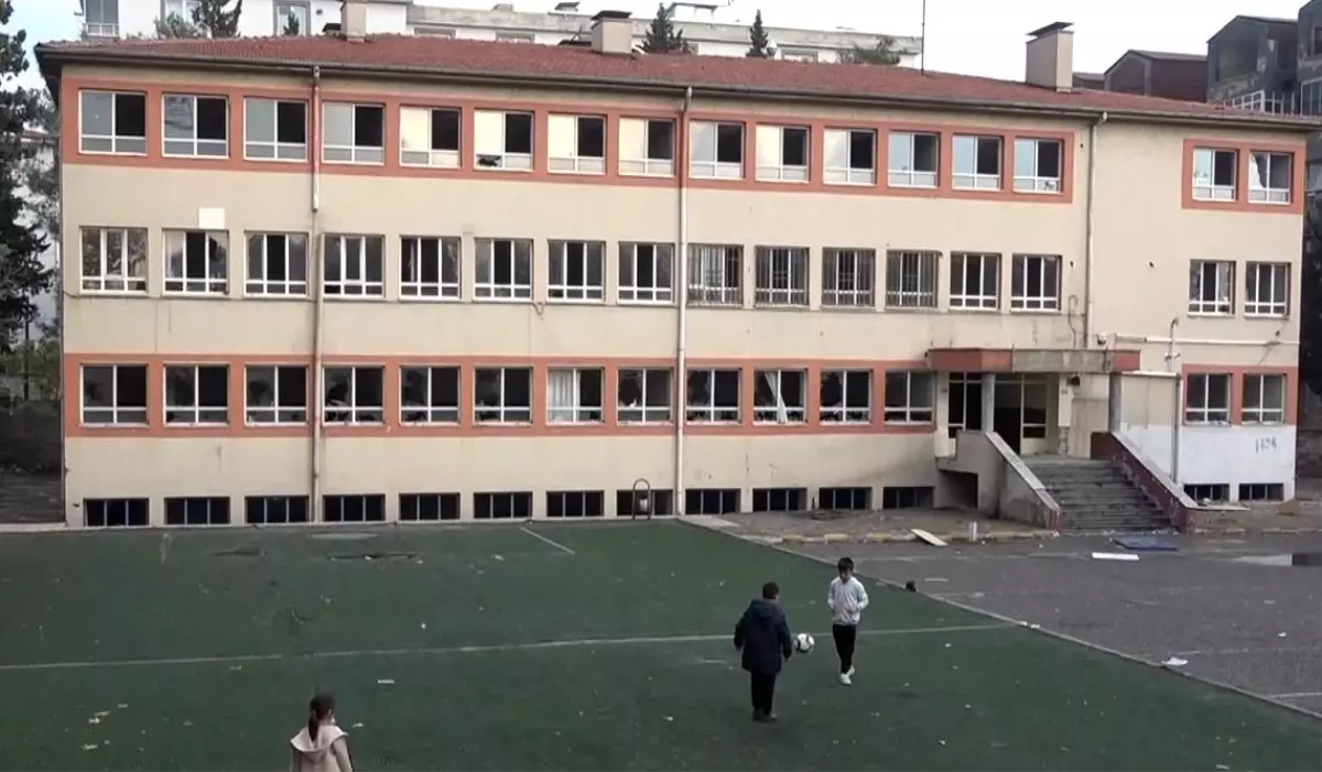 Tehlike Saçan Yıkık Okul Yıkılmayı Bekliyor