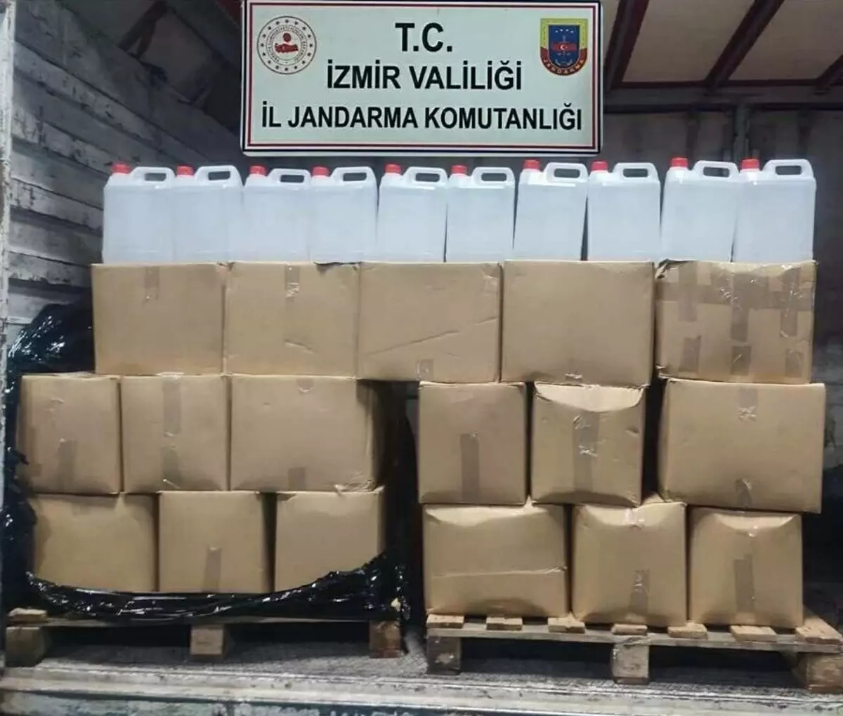 İzmir\'de 860 Litre Kaçak Alkol Ele Geçirildi