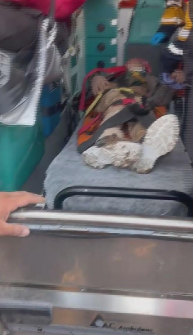 Kayıp çocuğu toprağa gömülü halde bulan görevli o anları anlattı: Üzerinde kaya kadar büyük 7 taş vardı