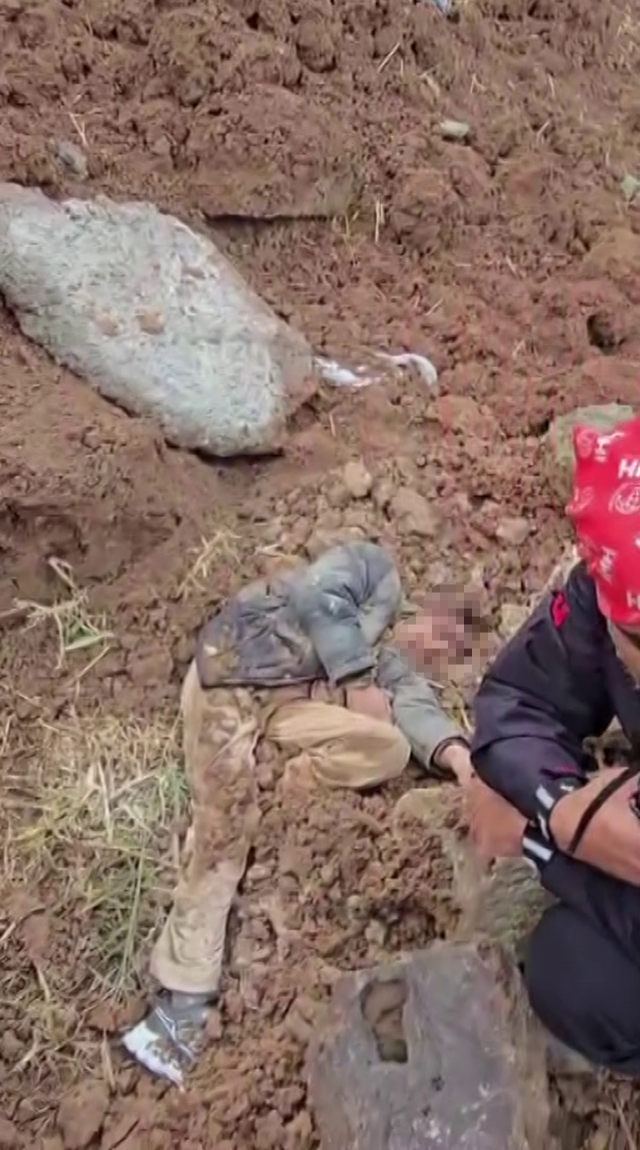 Kayıp çocuğu toprağa gömülü halde bulan görevli o anları anlattı: Üzerinde kaya kadar büyük 7 taş vardı