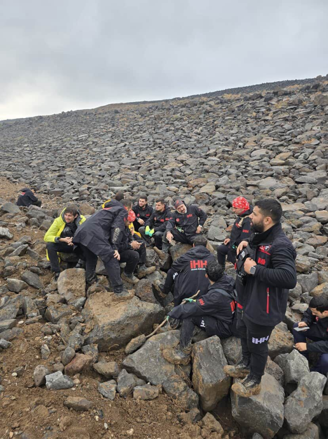 Kayıp çocuğu toprağa gömülü halde bulan görevli o anları anlattı: Üzerinde kaya kadar büyük 7 taş vardı