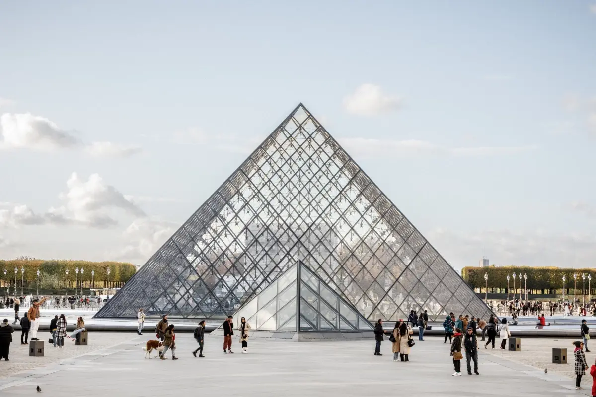 Louvre Müzesi\'nde su sızıntısı: Yüzlerce kitap hasar gördü
