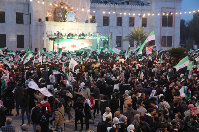 Meydanlara akın ettiler! Suriye'de 1. yıl coşkusu Meydanlara akın ettiler! Suriye'de 1. yıl coşkusu