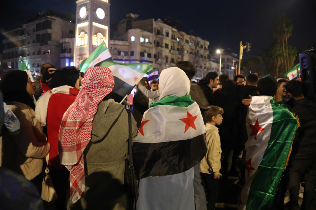 Meydanlara akın ettiler! Suriye'de 1. yıl coşkusu Meydanlara akın ettiler! Suriye'de 1. yıl coşkusu
