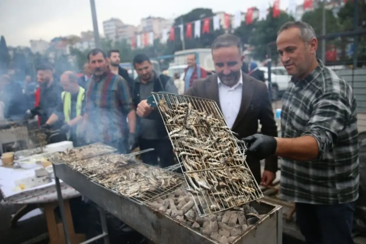 Ordu Perşembe\'de 6. Hamsi Festivali Gerçekleşti: 7 Ton Balık Tüketildi