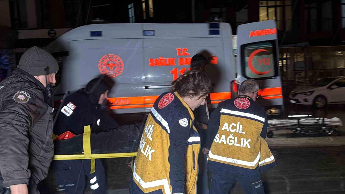 Düzce\'de Motosiklet Tıra Çarpıp Ağır Yaralandı