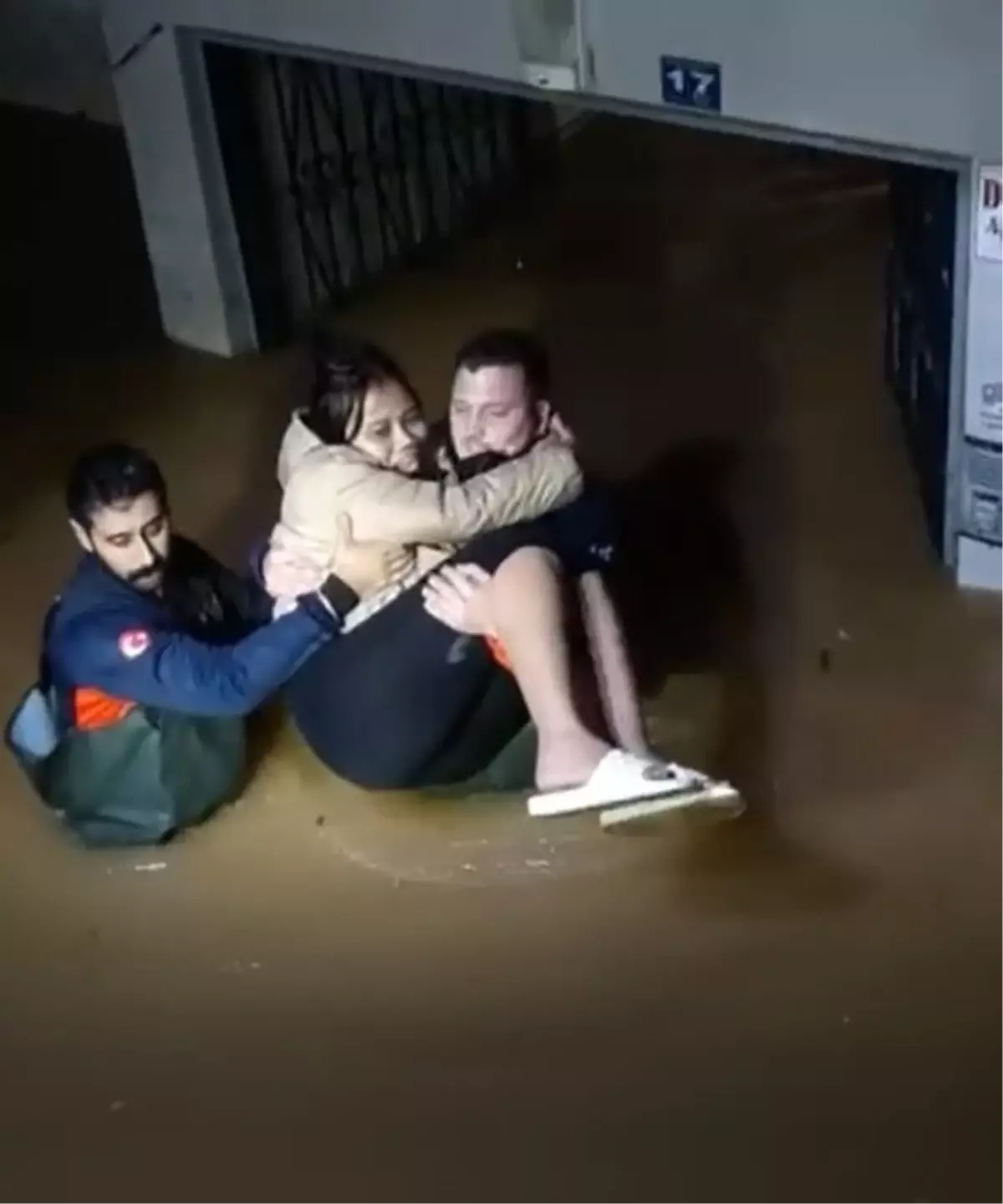 Alanya\'da Sağanakta Mahsur Kalan Kadın Kurtarıldı