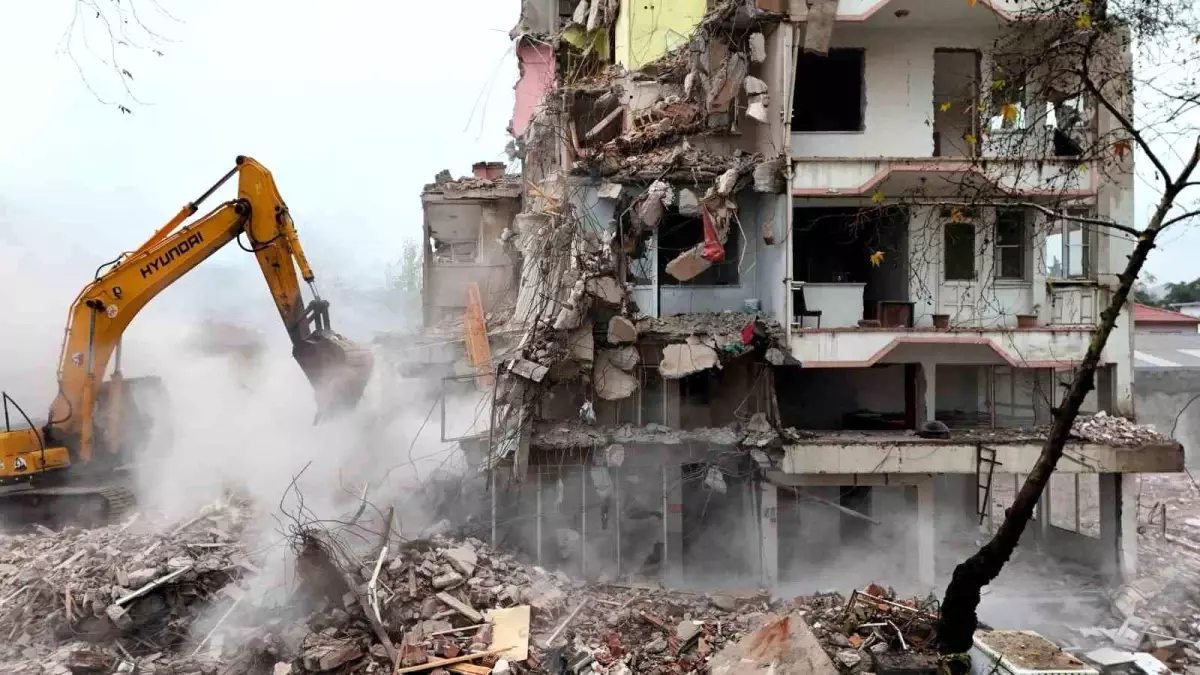 Sındırgı\'da Yeni Yıkım Süreci Başladı