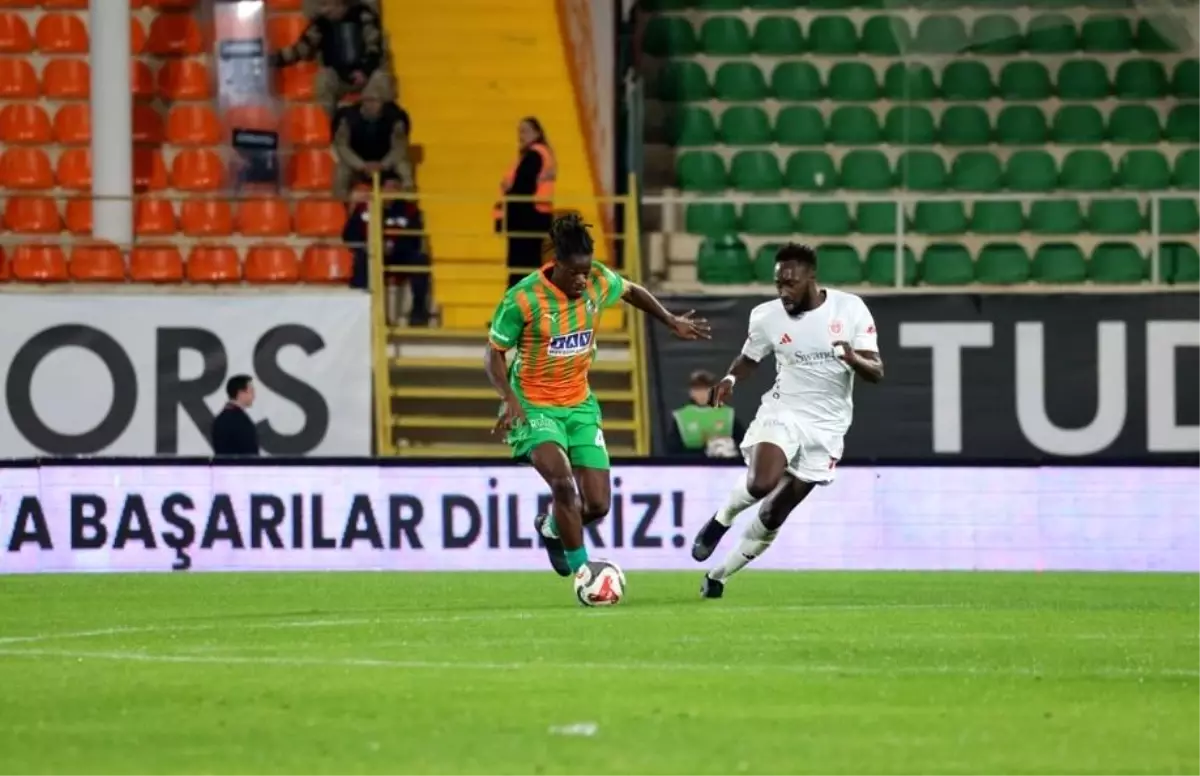 Alanyaspor - Antalyaspor: İlk yarı golsüz