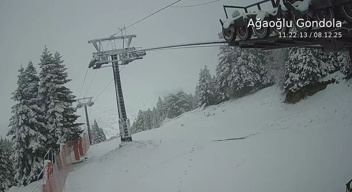 İstanbul\'un yanı başında göz gözü görmüyor! Kar kalınlığı 18 santime ulaştı