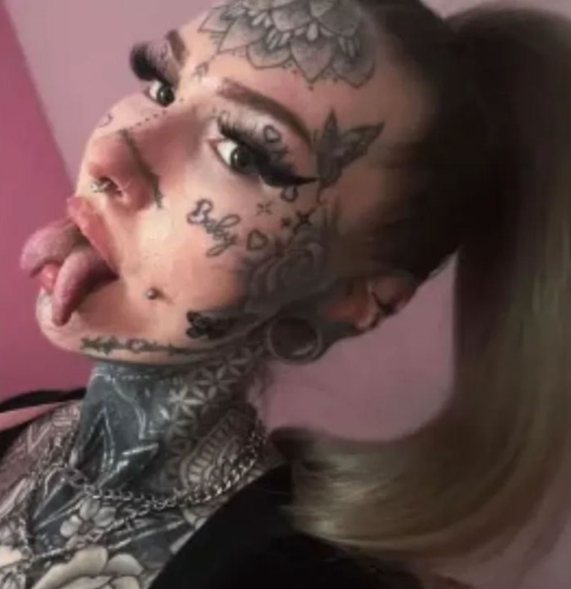 Vücudunu dövmeyle kaplattı, dilini ikiye ayırdı Vücudunu dövmeyle kaplattı, dilini ikiye ayırdı