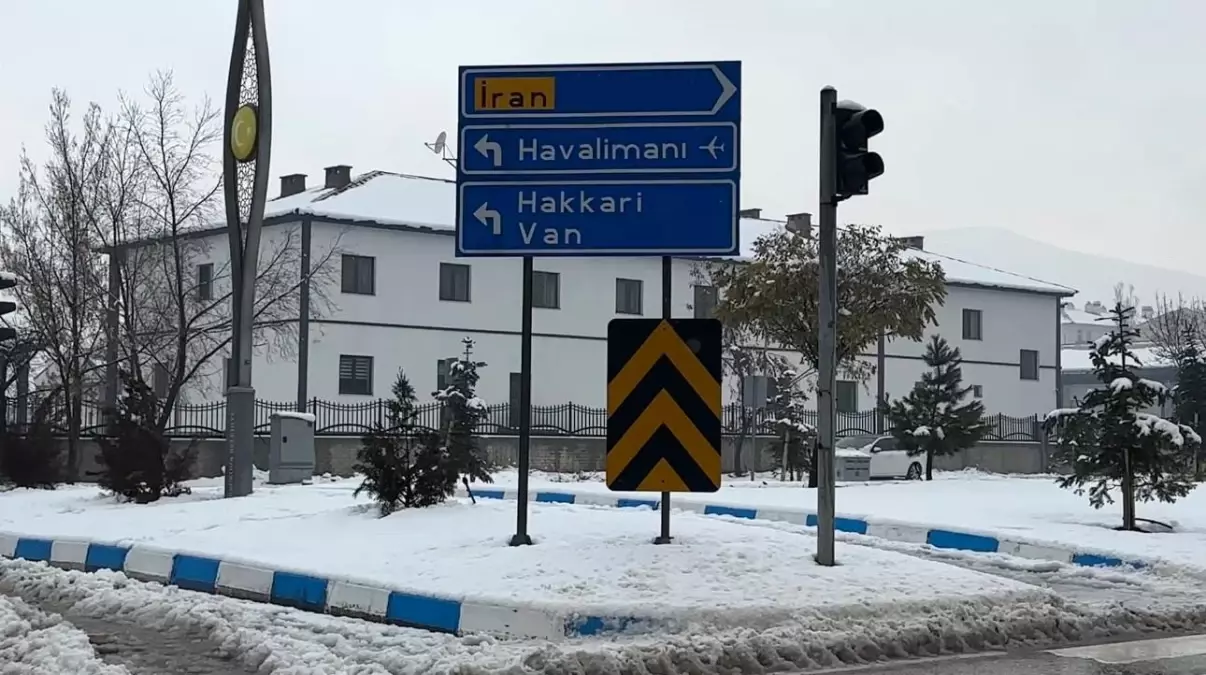 Yüksekova\'da Kar Yağışı Uçuşları İptal Etti