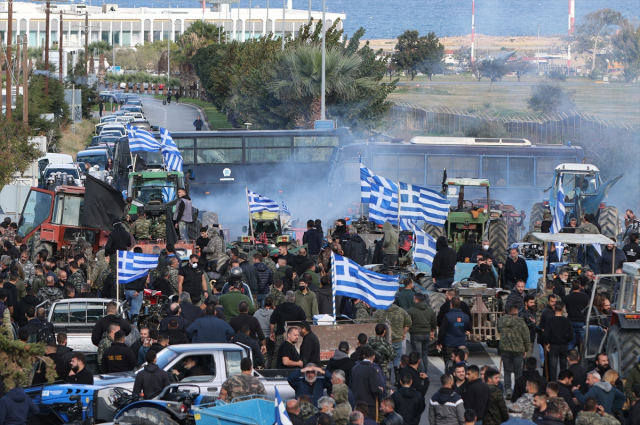 Yunanistan'ın Girit Adası'nda çiftçiler havalimanını basıp polisle çatıştı