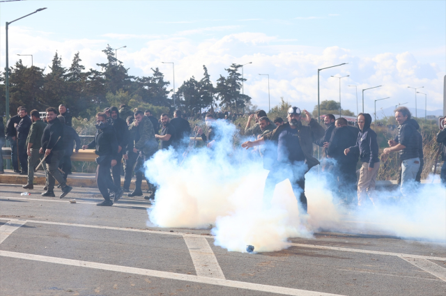 Yunanistan'ın Girit Adası'nda çiftçiler havalimanını basıp polisle çatıştı