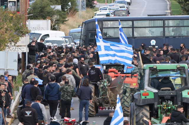 Yunanistan'ın Girit Adası'nda çiftçiler havalimanını basıp polisle çatıştı