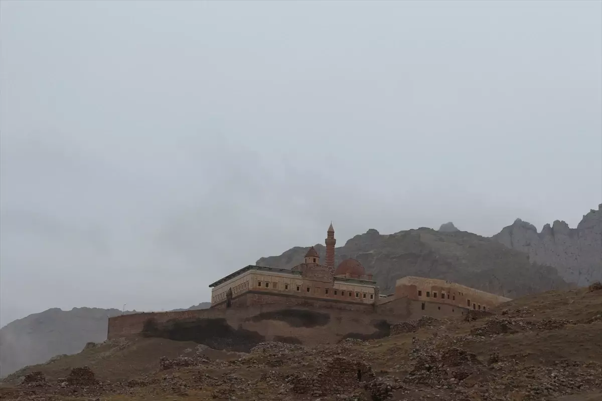 İshak Paşa Sarayı Sisle Kaplandı