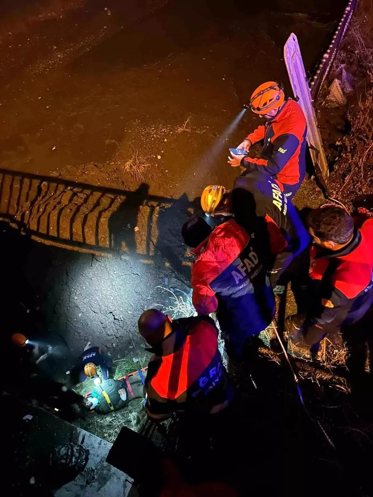 Köprüden Düşen Kişi Derede Mahsur Kaldı