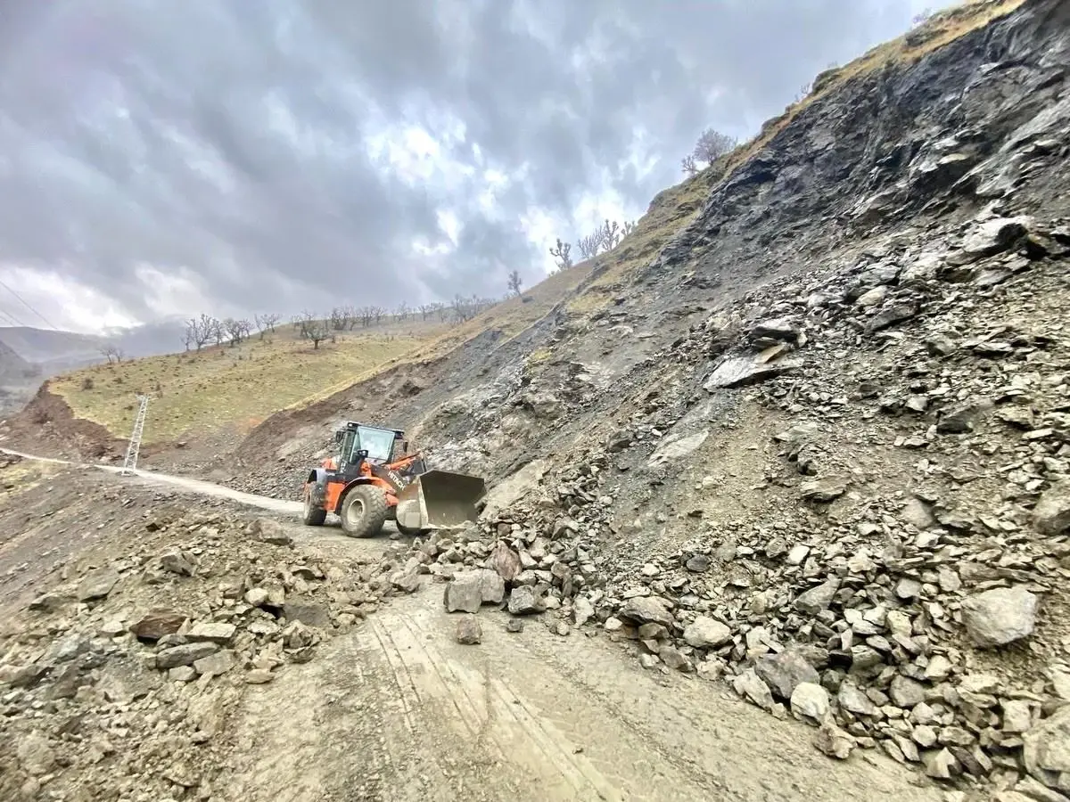 Sason\'da Heyelan Sonrası Yol Temizliği