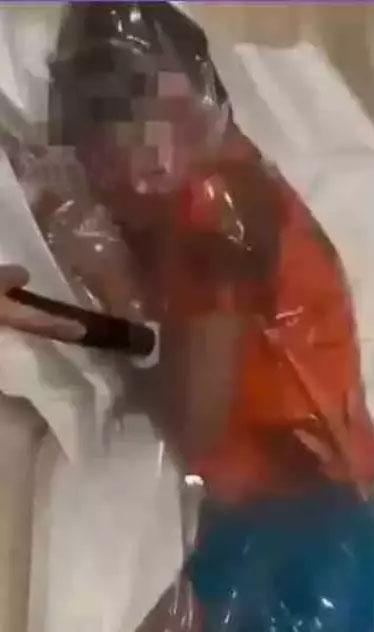 Beğeni uğruna vakumlu torbaya hapsettiği oğluna dehşeti yaşattı Beğeni uğruna vakumlu torbaya hapsettiği oğluna dehşeti yaşattı