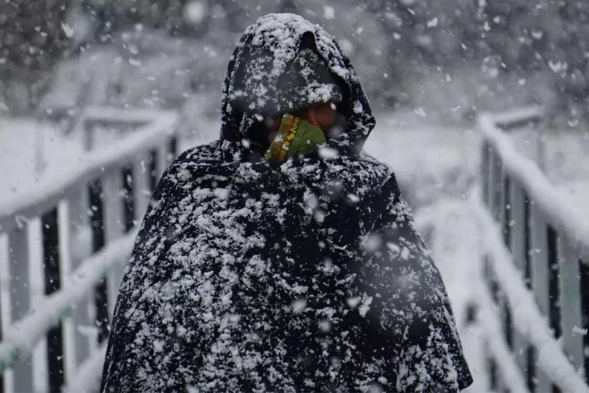 Bere, eldiven dolapta ne varsa çıkarın! İstanbul\'a lapa lapa kar için tarih verildi