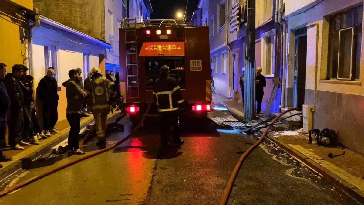 İnegöl\'de 2 Katlı Binanın Çatısında Yangın