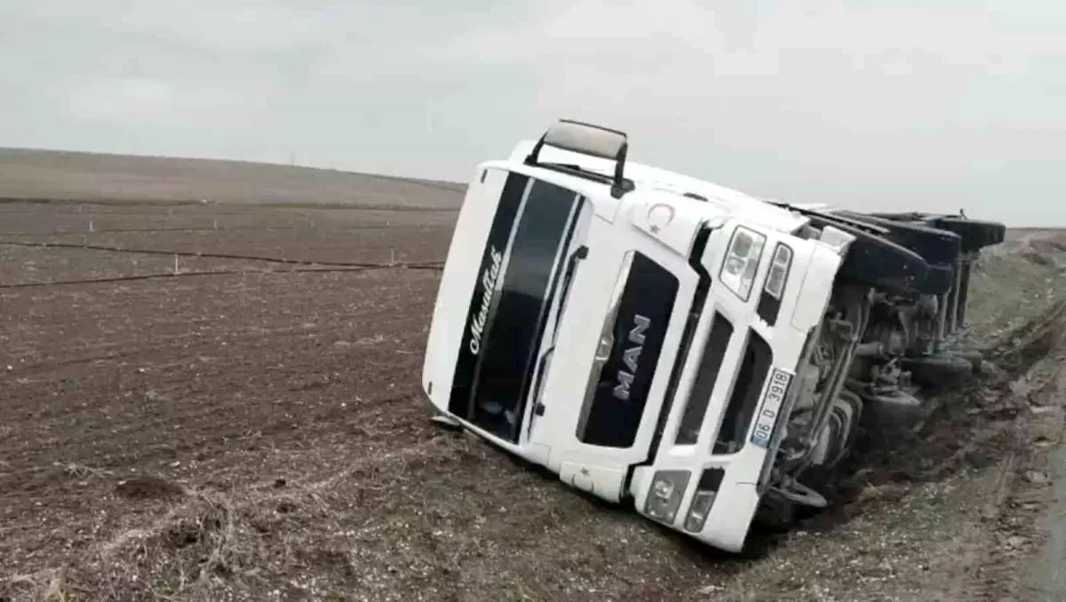 Çorum\'da Tır Devrildi, 1 Yaralı