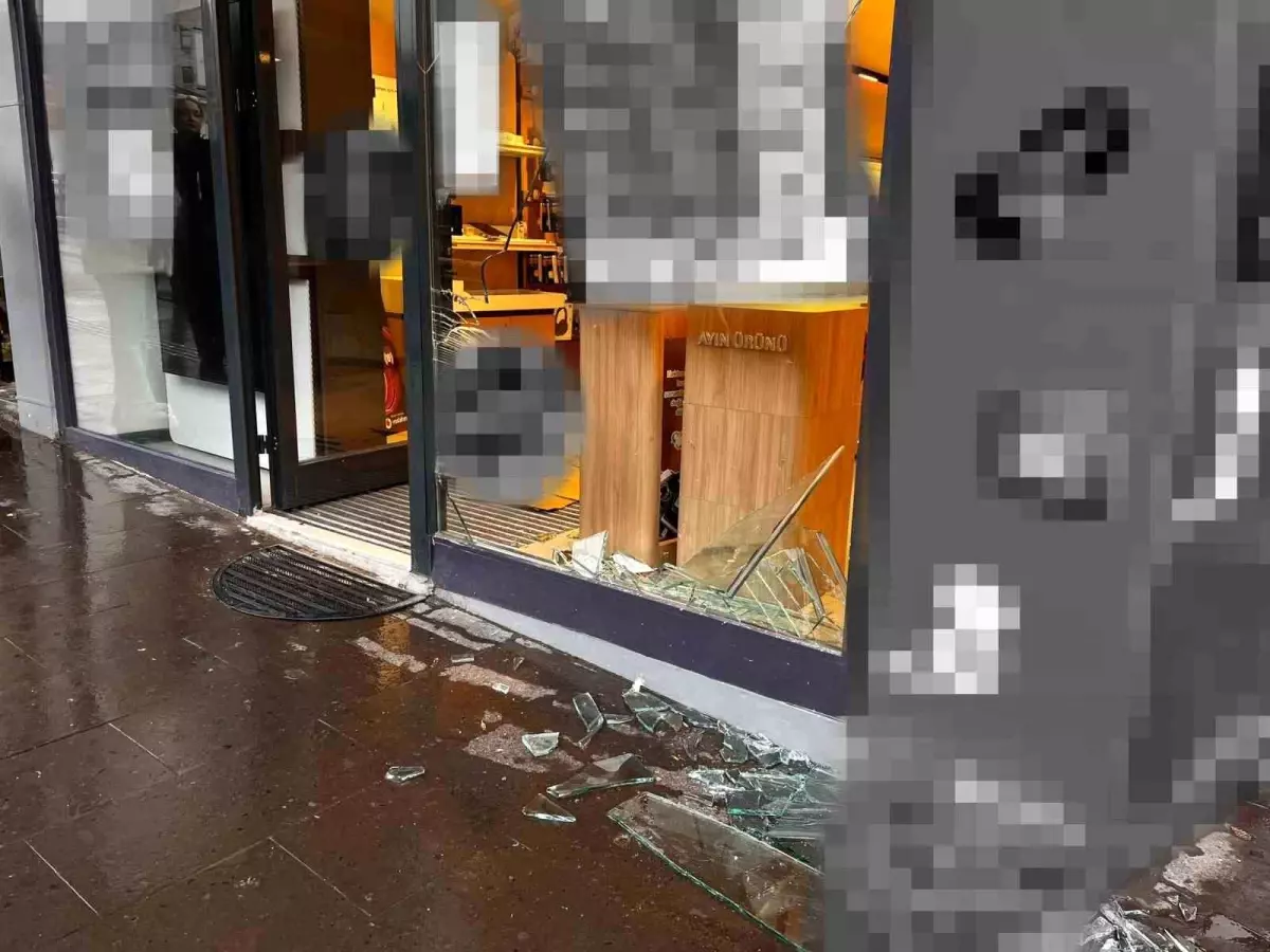 Nevşehir\'de otomobil dükkana girdi