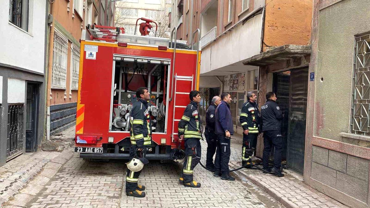 Elazığ\'da Metruk Binada Yangın