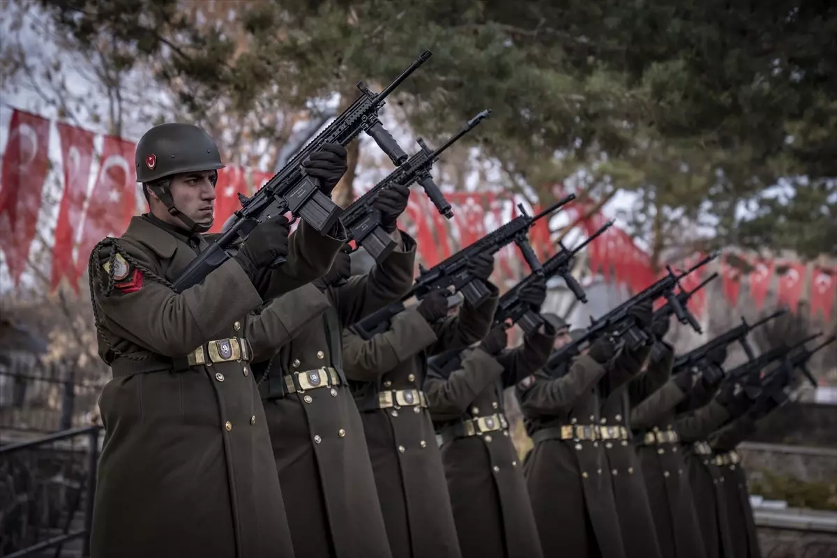 Erzurum\'da 59 yıl önce yangında şehit olan 65 asker mezarları başında anıldı