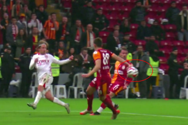 Hacıosmanoğlu'ndan Galatasaray-Samsunspor maçındaki olay pozisyona yanıt Hacıosmanoğlu'ndan Galatasaray-Samsunspor maçındaki olay pozisyona yanıt