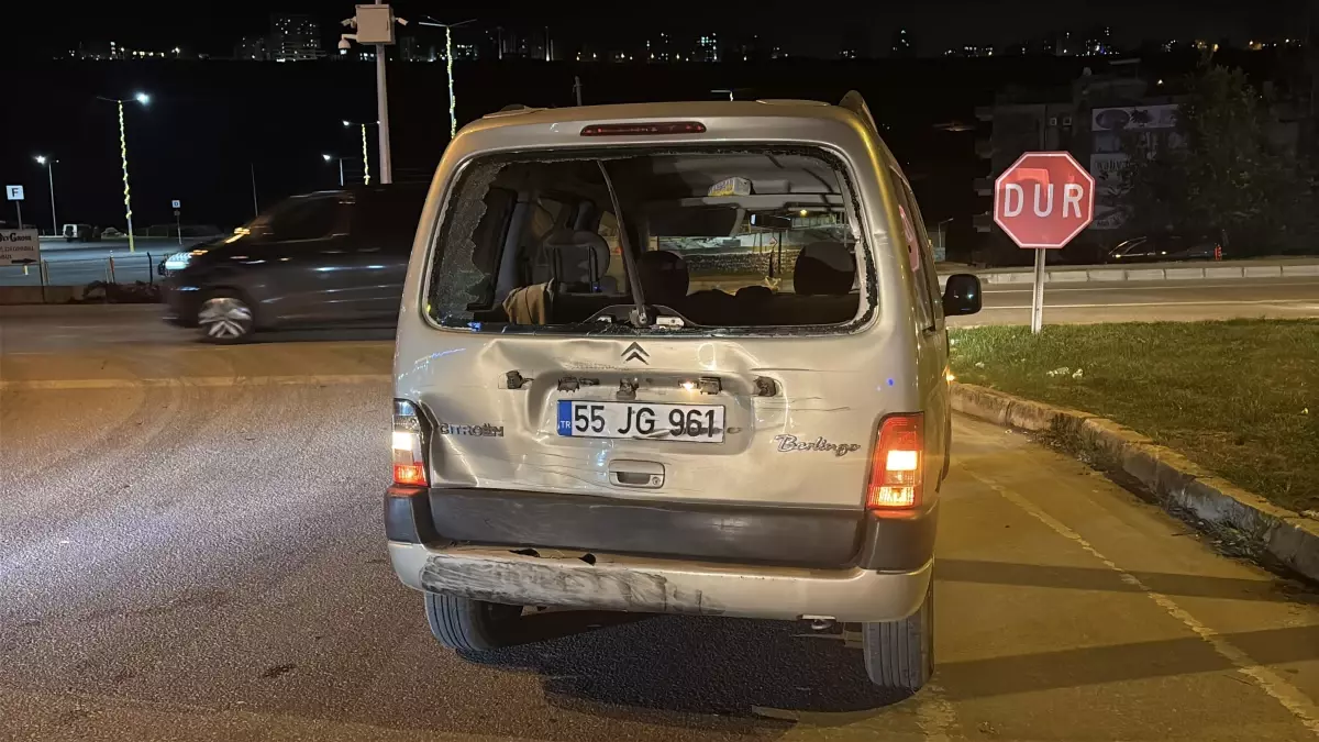 Hafif ticari araç ile motosiklet çarpıştı; 2 yaralı