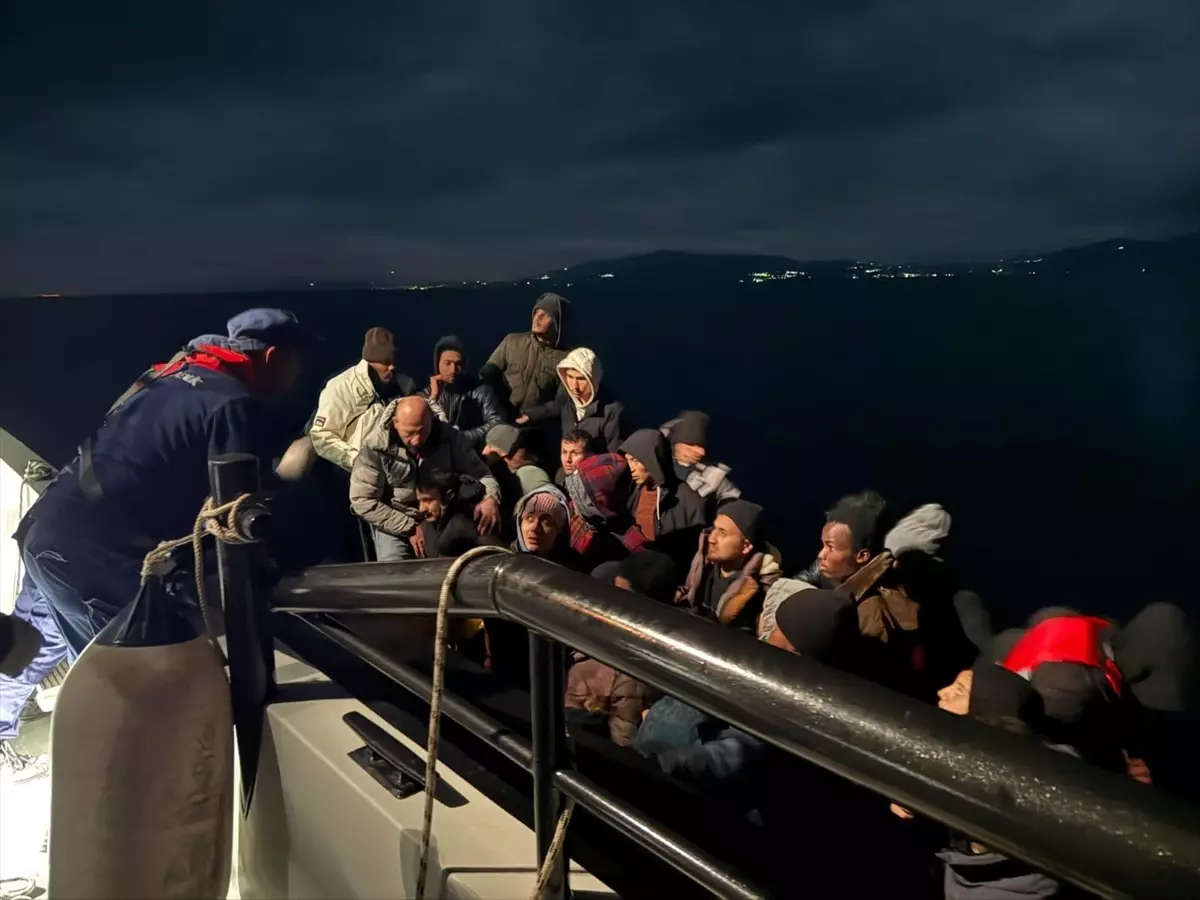 İzmir\'de 37 Düzensiz Göçmen Kurtarıldı
