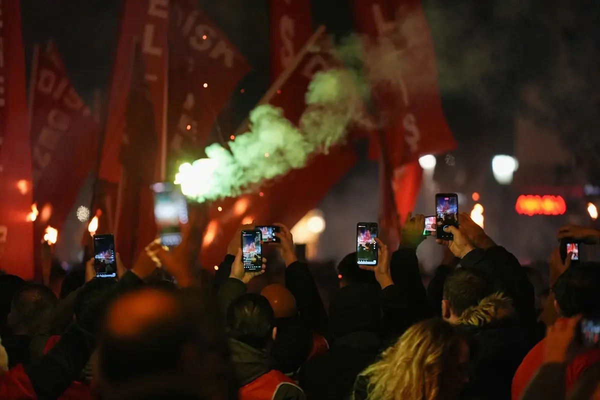 İzmir Büyükşehir Belediyesi işçileri meşaleli eylem yaptı