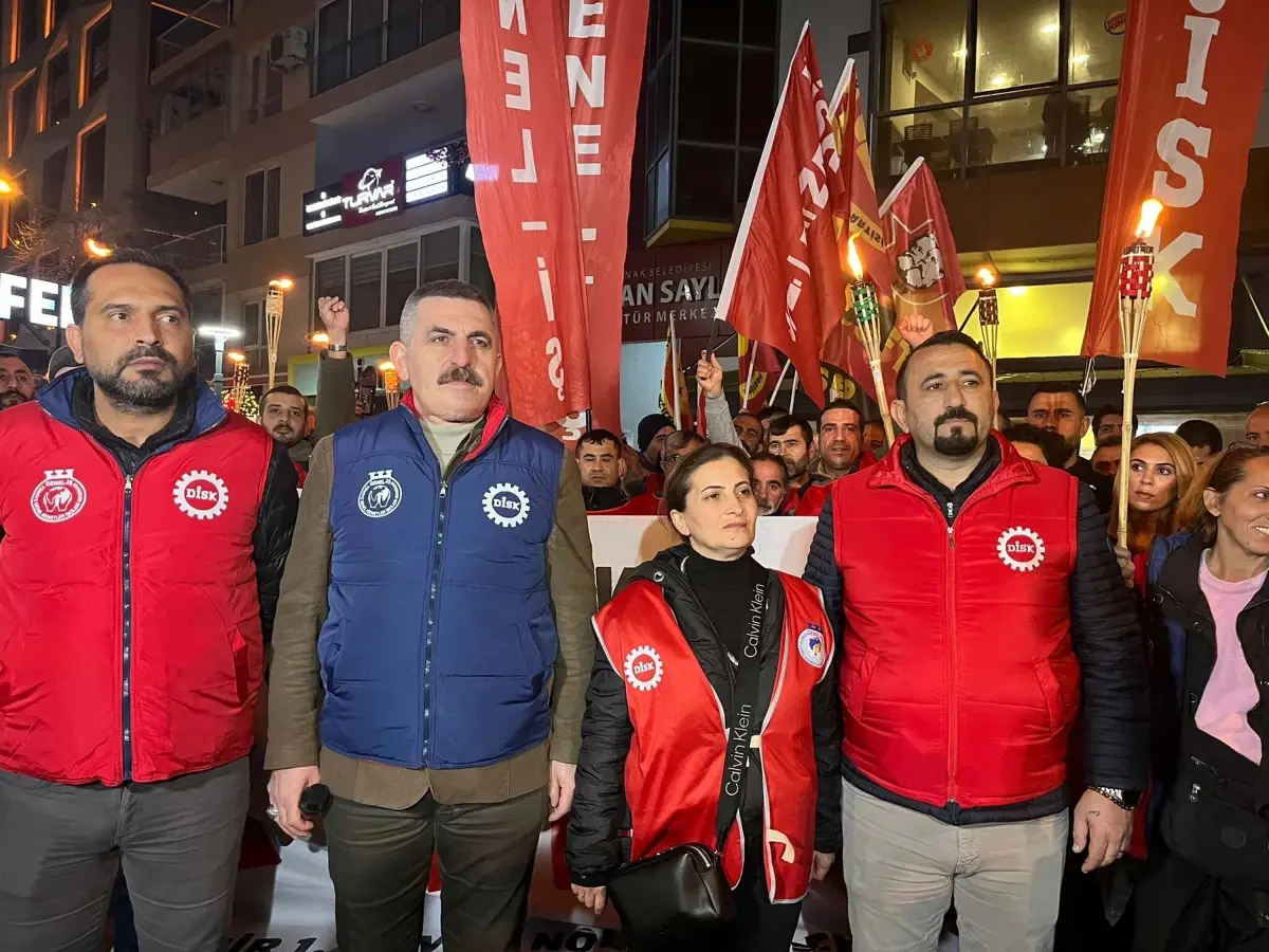 İzmir\'de belediye işçileri eylemin ikinci gününde meşalelerle yürüdü