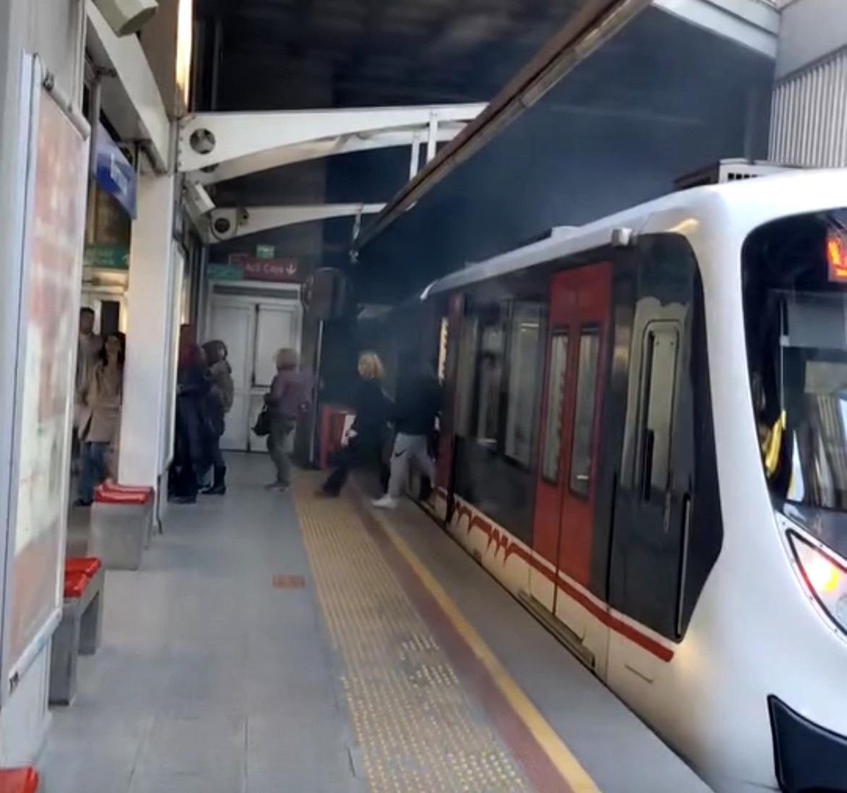 İzmir\'de Metro Vagonu Raydan Çıktı