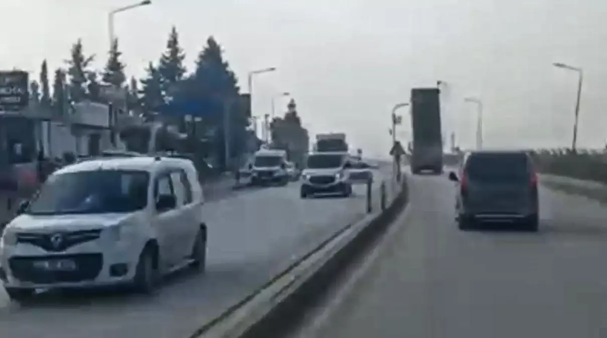Antakya\'da Kamyon Trafik Lambasına Çarptı