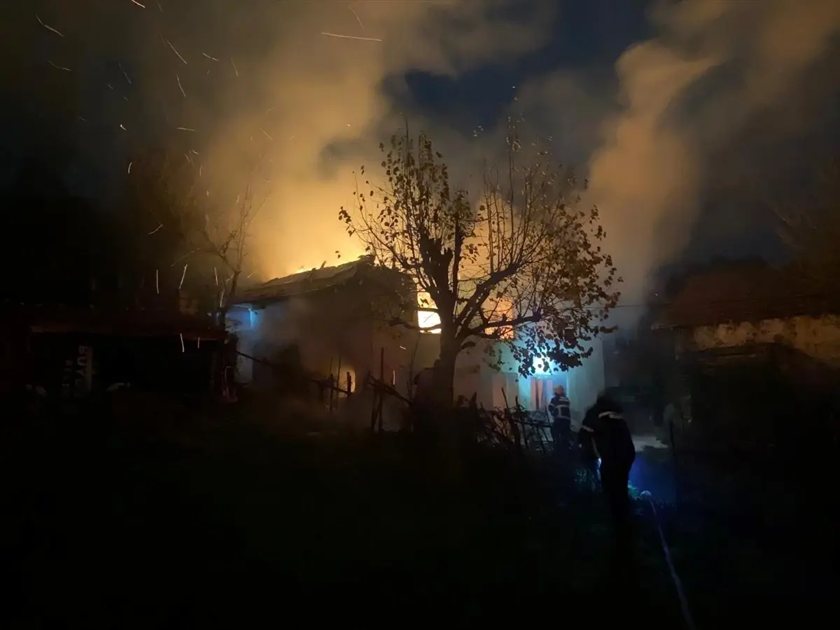 Vize\'de Yangın: İki Katlı Ev Küllerine Döndü