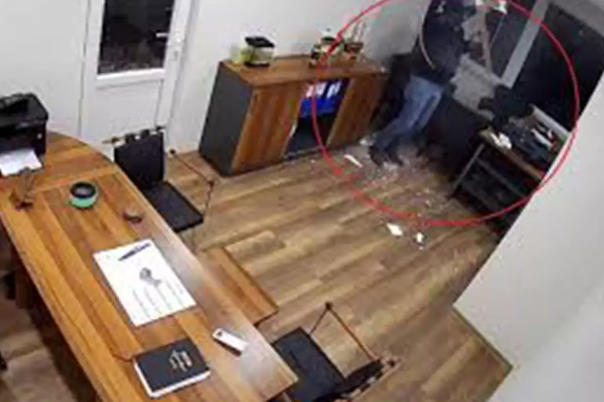 Adımını attığı gibi alt kata düştü! Yürekleri ağza getiren kaza kamerada