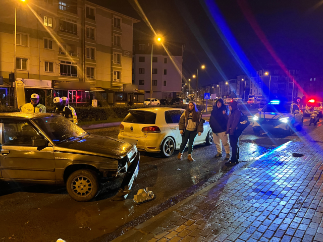 Polisi duyunca 'Ağabeyimi arayacağım' deyip aracını bırakıp kaçtı Polisi duyunca 'Ağabeyimi arayacağım' deyip aracını bırakıp kaçtı