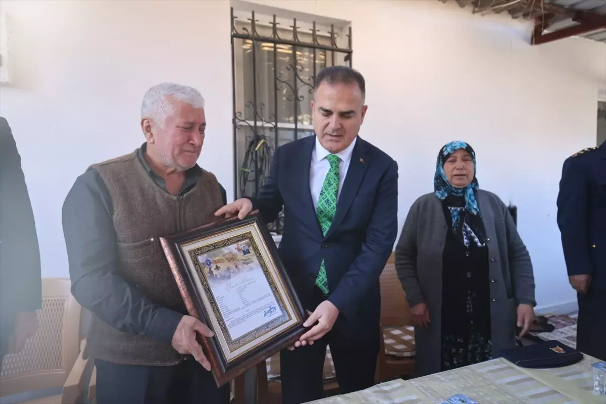 Şehit Astsubay Başçavuş Emrah Kuran\'ın şehadet belgesi ailesine teslim edildi