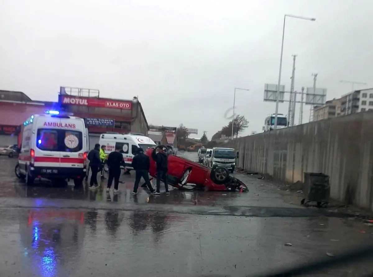 Tatvan\'da Köprüden Uçan Otomobilde 2 Yaralı